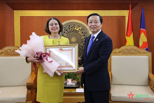 Trao Kỷ niệm chương vì Sự nghiệp Tài nguyên và Môi trường tặng Đại sứ Australia tại Việt Nam